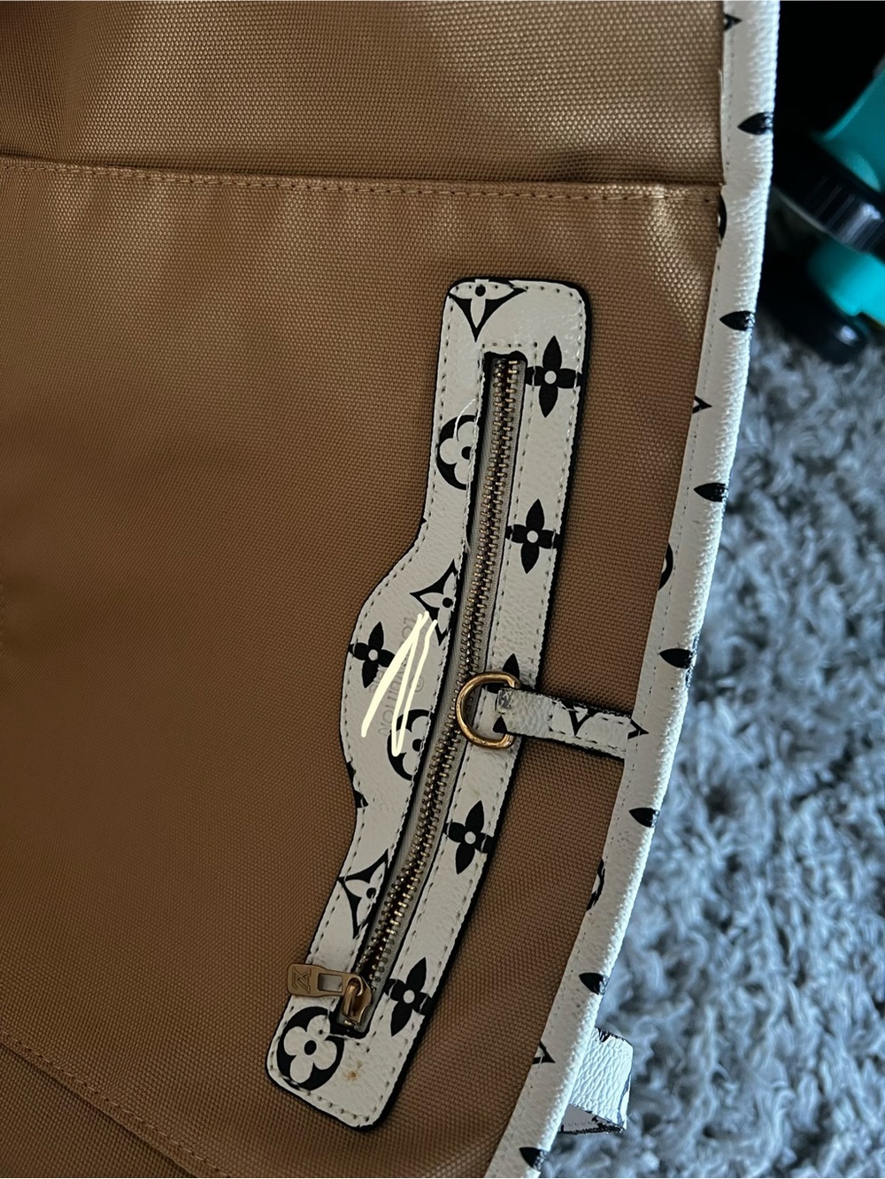 NWOT Large chic shoulder bag - Picture 3 of 4